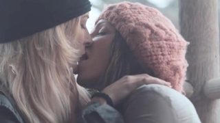 TwoHot Ladies help each others orgasm