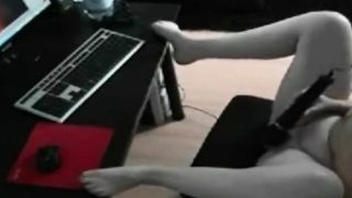 Frau schaut wichsend Porno – Mann schaut zu