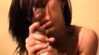 Madame le masturbe fort pour qu’il ejacule