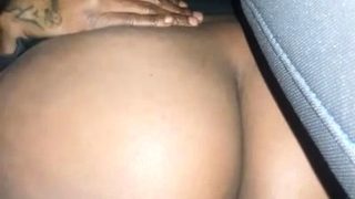 Blackette baisee a l’arriere de la voiture