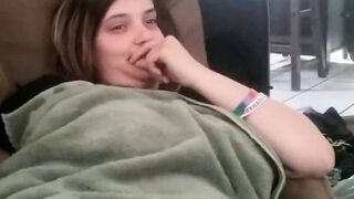 Elle se masturbe avec son copain alors que son pere est dans